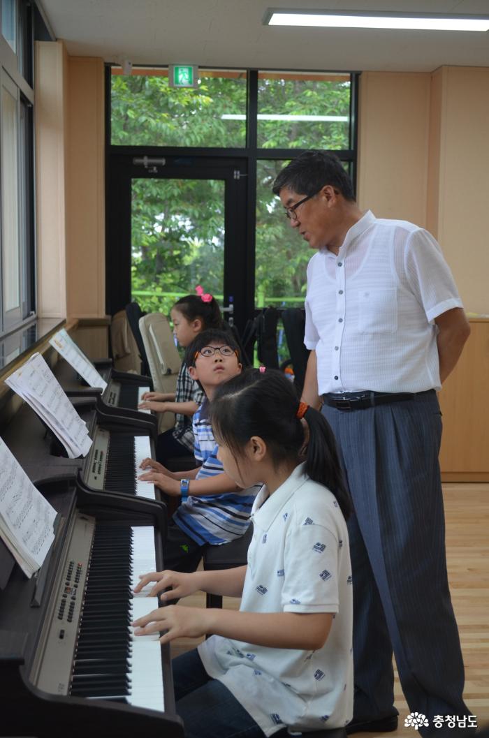 강희대 교장이 피아노 연습을 하는 학생들을 살피고 있다.