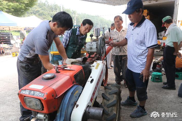 청양군농업기술센터 농기계수리반이 주민들이 갖고 나온 경운기를 점검하고 있다.