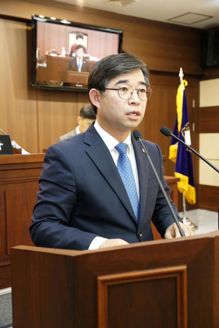 김기두 의원이 몰아주기, 쪼개기 수의계약이 주기적으로 반복되고 있다고 지적하고 있다.