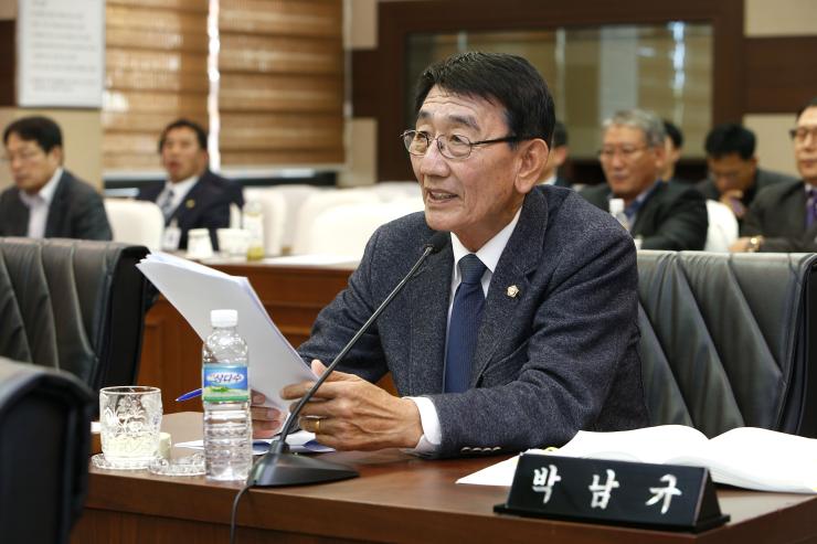 박남규 의원이 서면 군정질문을 통해 유류피해 배보상 관련 현황 등에 대해 질의했지만 보충질문을 통해 세부적인 질의를 이어가고 있다.