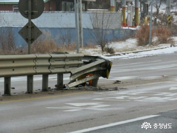 운전자 위협하는 도로안전시설물 사진