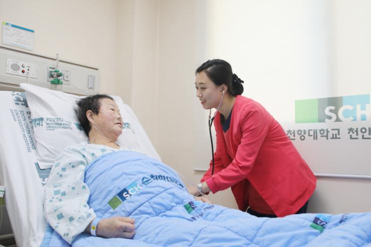 순천향대학교 천안병원은 지난 1월1일 간호·간병통합서비스 병동을 추가 개소하며 두 배로 늘렸다.