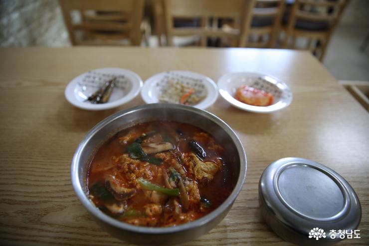 한적한 국도변의 맛집, 칠갑산묵밥집 사진