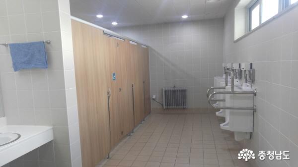 깨끗하게 그림자 청소를 마친 아산지역의 한 대학 화장실. 