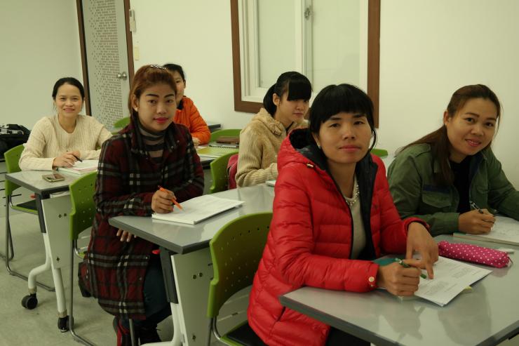 논산 YWCA에서 한국어를 공부하고 있는 판 몰리카 씨