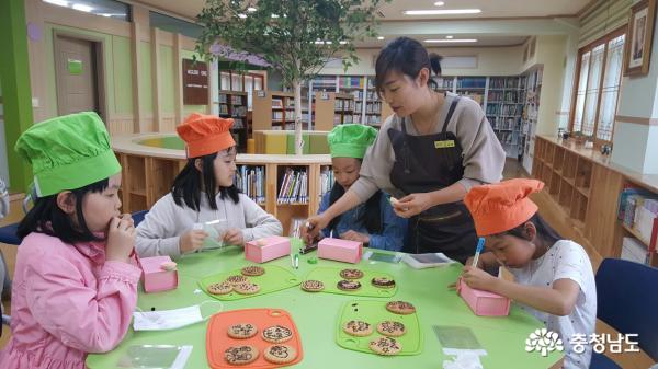 태안 송암초 어린이들이 효도쿠키를 만들고 있다.