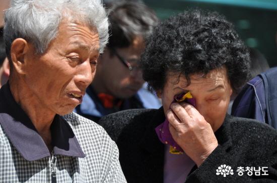 이은주씨 부모가 2012년 4월26일 근로복지공단 천안지사 앞에서 오열하고 있다