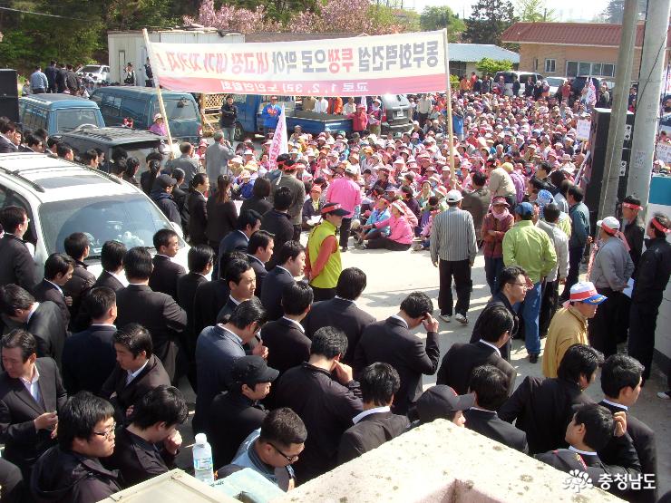 2010년 5월 12일 주민설명회 장 모습 동부건설 측이 고용한 용역들이 주민들의 출입을 막고 있는 모습.(당진환경운동연합 제공) 