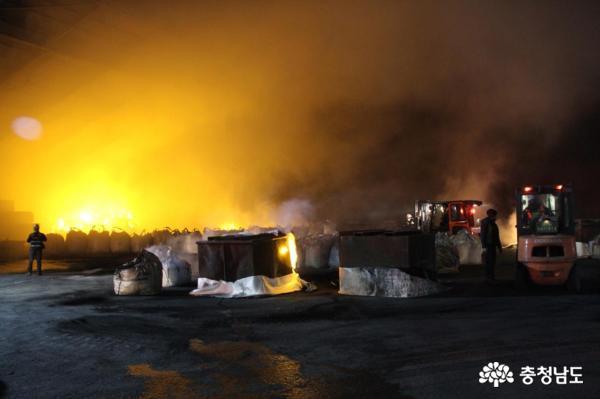 19일 오후 8시27분께 서산시 지곡면 무장산업단지 내 한 알루미늄 합금 제조공장 야적장에 불이 났다.   