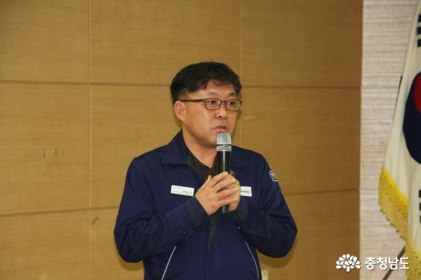 롯데케미칼 기술공정팀 곽윤근 팀장이 벤젠유출과 관련하여 주민들에게 설명하고 있다.