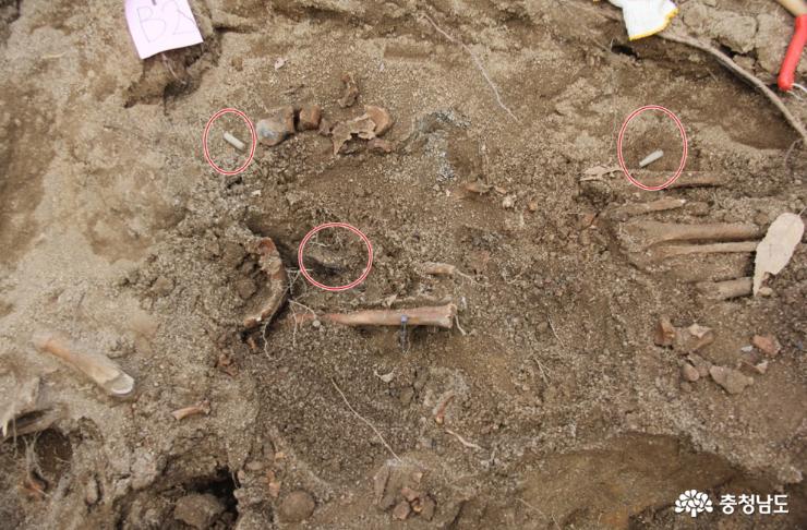 배방읍 중리 유해발굴 현장에서는 8~9세 아이의 정강이뼈 아래에서 아이의 것으로 보이는 구슬이 발견됐다. 아이 유해 위에서는 다량의 탄피와 탄두가 나왔다. 아이 유해 아래 아이의 엄마로 보이는 유해가 뒤엉켜 있다. 