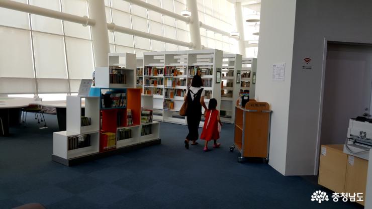 엄마 손 잡고 도서관에 온 어린이