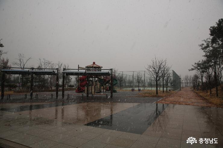 눈이 펑펑내리는 날 아산 지산공원 사진