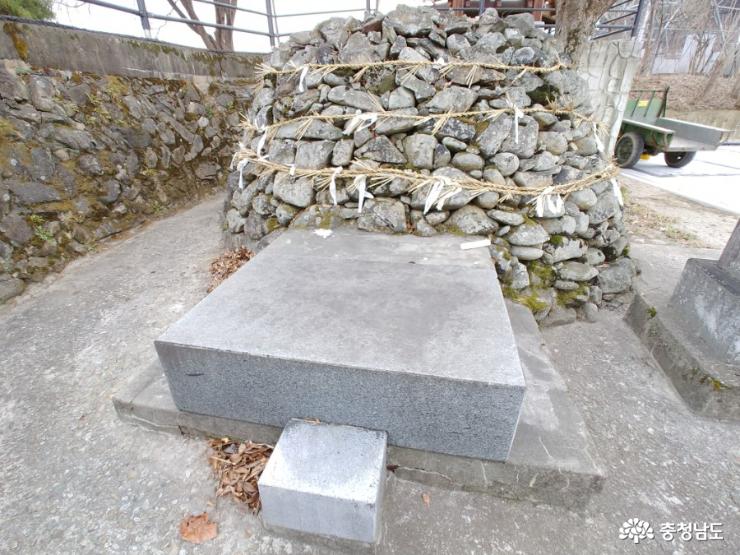 마을의 수호신인 보살님의 돌무덤이 용수천 정자아래 자리하고 있다. 
