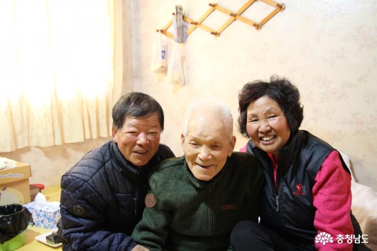 104세 아버지 이범순 어르신(사진 가운데)과 70세 아들 효자 이중근 씨(좌), 그리고 그의 부인 송길순 씨(우) 