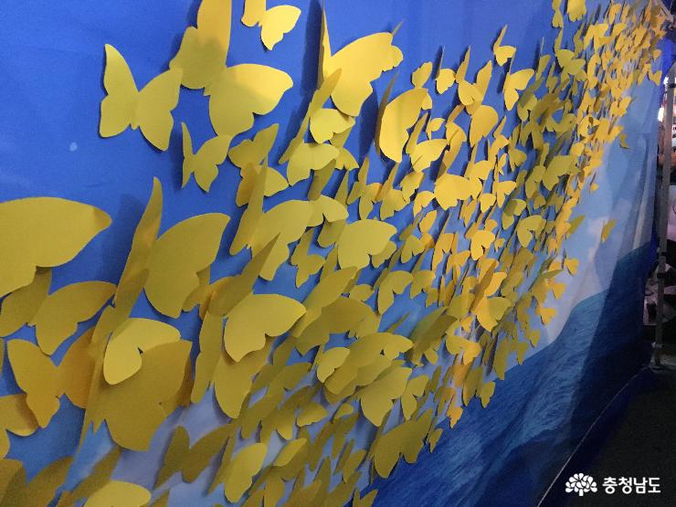 홍성 참교육학부모회원들이 손으로 직접 만든 나비들