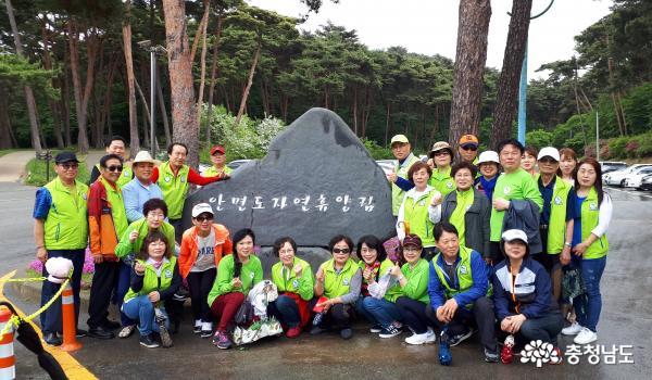 충남 태안을 찾은 서울시 중국 자연보호협의회 회원들이 안면휴양림 앞에서 기념사진을 찍고 있다.