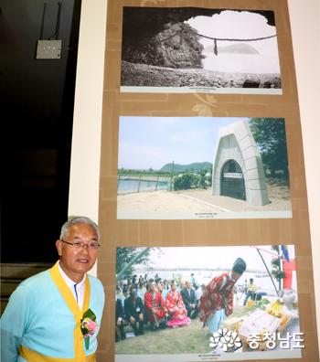 무령왕탄생지 가카라시마의 기념비와 탄생제 사진 앞에서 민간교류의 중요성을 강조하는 윤용혁 교수