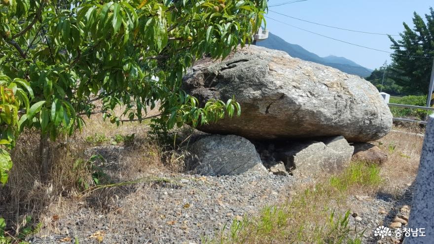 선사시대의 유물 충남 보령 화산고인돌 사진