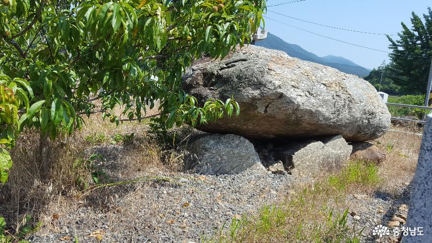 선사시대의 유물 충남 보령 화산고인돌 사진