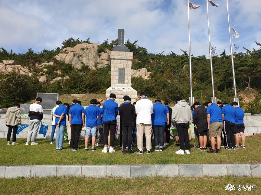 사진은 지난 12일 백화산 추모탑을 찾아 묵념하고 있는 ‘동학과 놀자’ 참여 학생들.