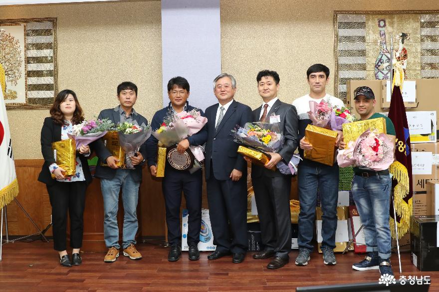 한일욱 청양군기업인연합회장(가운데)은 모범근로자에게 기념선물을 전달하고 축하했다.