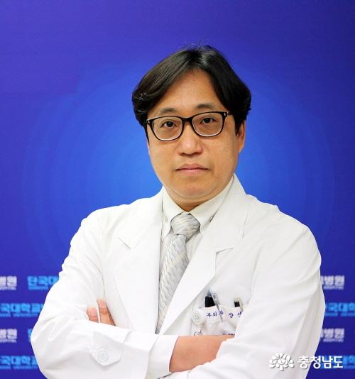 단국대학교 병원 권역외상센터 장성욱 교수. 장성욱 교수팀은 산부인과와 협력시술로 최근 대량출혈로 혈액 140여 개의 수혈이 필요했던 고위험 산모에게 국내에서는 처음으로 REBOA를 적용한 손상통제술을 성공적으로 시행했다고 밝혔다.