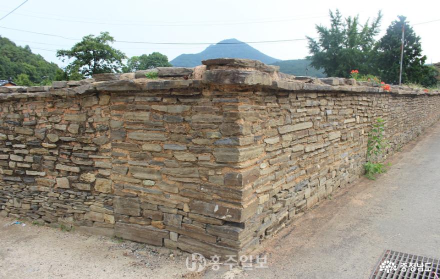 납작돌과 황토 절묘한 조화, 고성 학동마을 옛 돌담장 사진