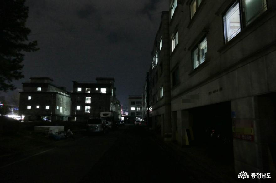 당진 원룸 지역 중 어두운 거리의 모습.