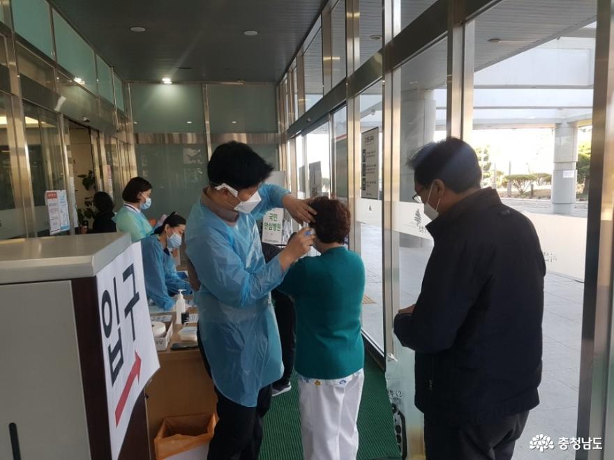 6일 찾아 본 서산지역 국민안심병원인 서산중앙병원에서 방문객들에게 발열체크를 하고 있다.