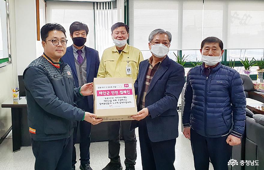 [사진기사] 태안군 자원봉사센터, 태안우체국에 마스크 300개 전달!