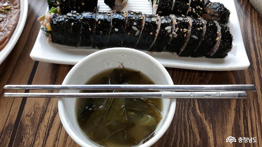 '공산성휴게소'의 율피김밥과 알밤파전을 소개합니다.