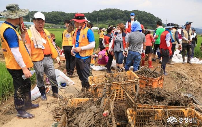 [포토뉴스] 국제라이온스협회 356-F지구, 폭우피해 농가 찾아 봉사활동 실시