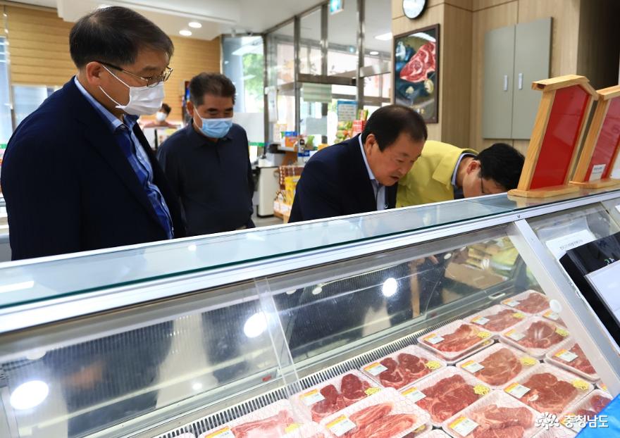 김정섭 시장님과 관계자들이 냉장고 안의 고기를 살펴보고 있다.