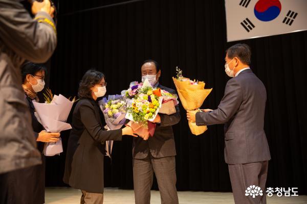 올해 첫 제제정된 서산문학인상을 편세환 서산문화원장이 수상했다.