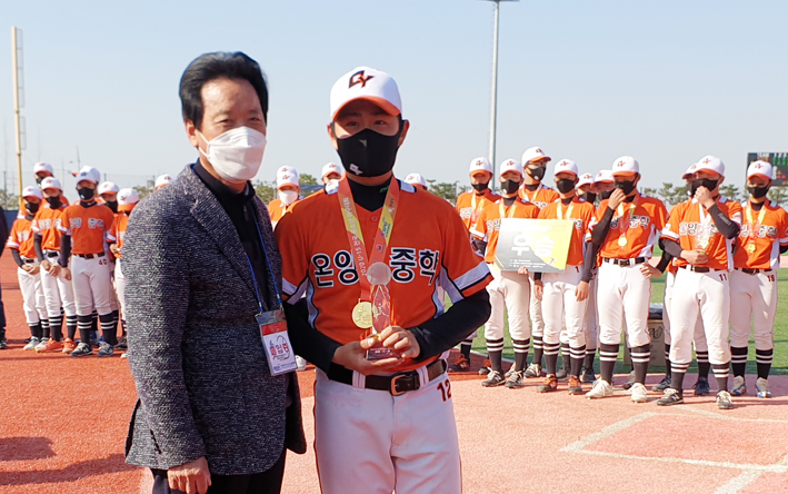 9회말 끝내기 안타로 극적인 우승을 이끈 2학년 조현민 선수가 최우수선수상을 수상했다. 