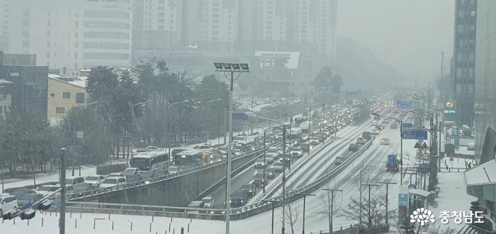 출근길 시민들 막아선 ‘눈발’…곳곳에서 거북이 운행, 대중교통도 마비 직전 사진