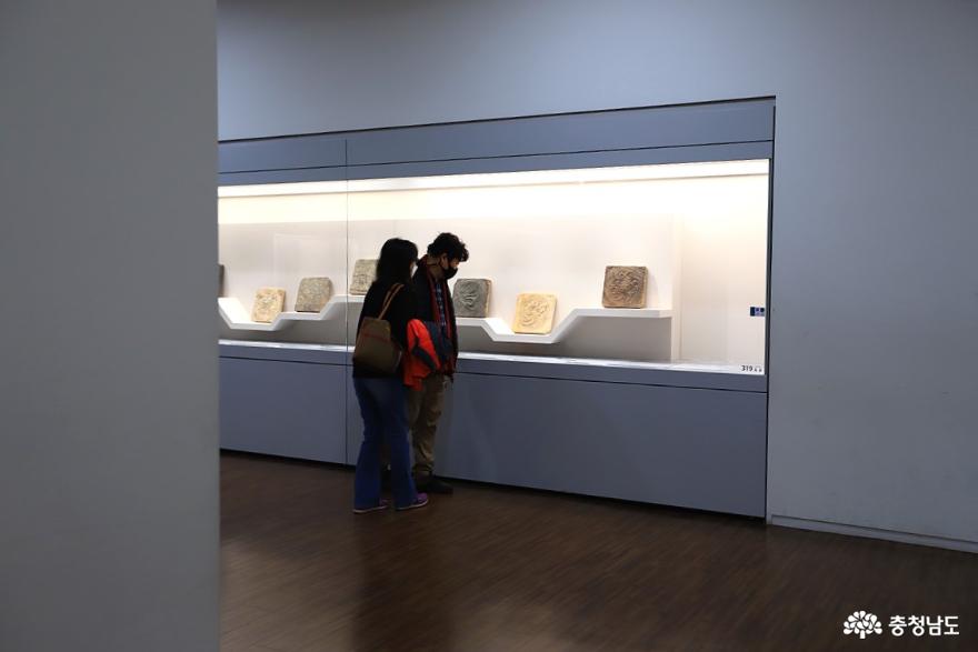 관란객들이 박물관을 둘러보고 있다. 요즘 박물관은 코로나 때문에 1일 입장객을 제한하고 있다.
