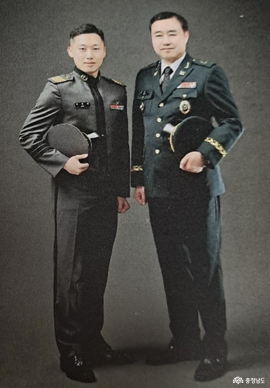 사진은 35년 6개월간의 군복무를 마치고 전역, 제2의 인생을 시작한 신문수 전 원사(사진 오른쪽)와 그의 아들 신희태 소위(3사 56기)의 생도시절 함께 찍은 사진. 
