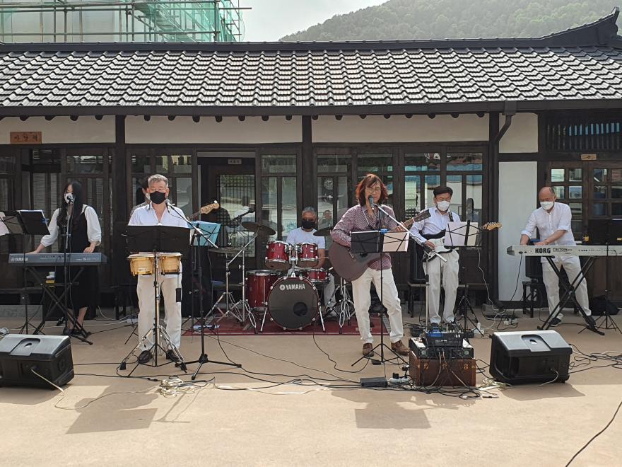 8일 피카소밴드가 공주하숙마을에서 공연을 하고 있다.