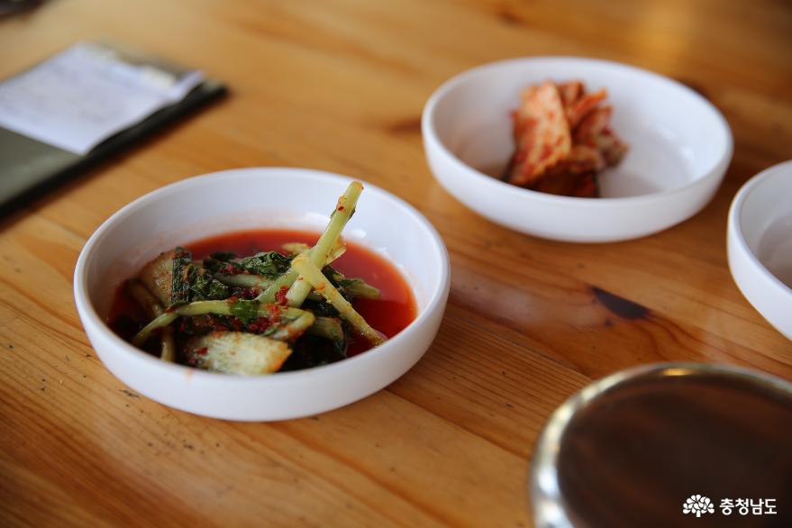 마곡사의 입구의 모범음식점 차령산맥에서 먹는 비빔밥 사진