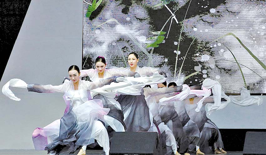제1회 대한민국 대표축제 박람회에서 기초자치단제부문 금상에 오른 천안흥타령춤축제 공연 장면