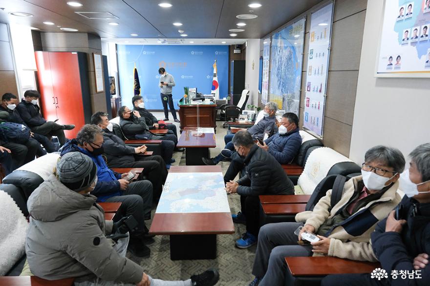 농민회 관계자들이 당진시의회 의장실에서 최창용 의장을 기다리고 있다. /사진=오동연 기자