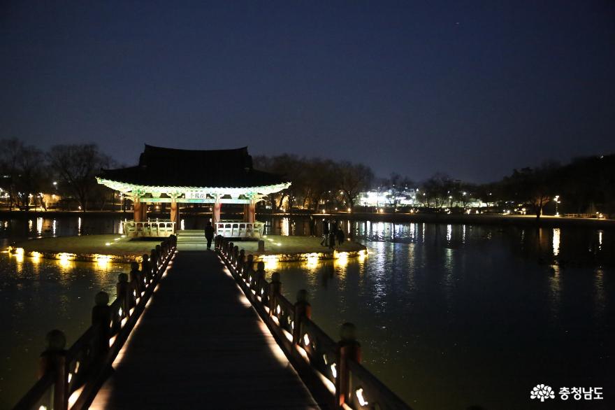 한국관광 100선에 지정되었다는 저녁시간의 궁남지야경 사진