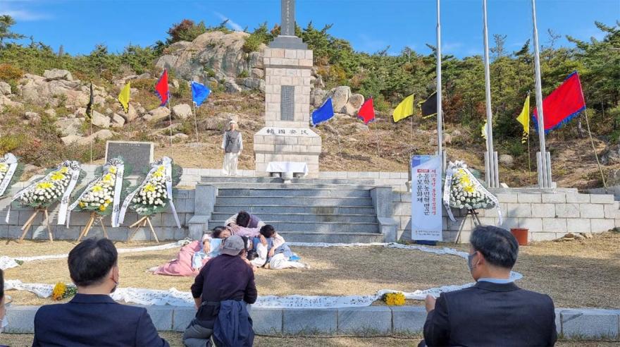 백화산 태안동학농민혁명군 추모탑에서 열리고 있는 추모제.