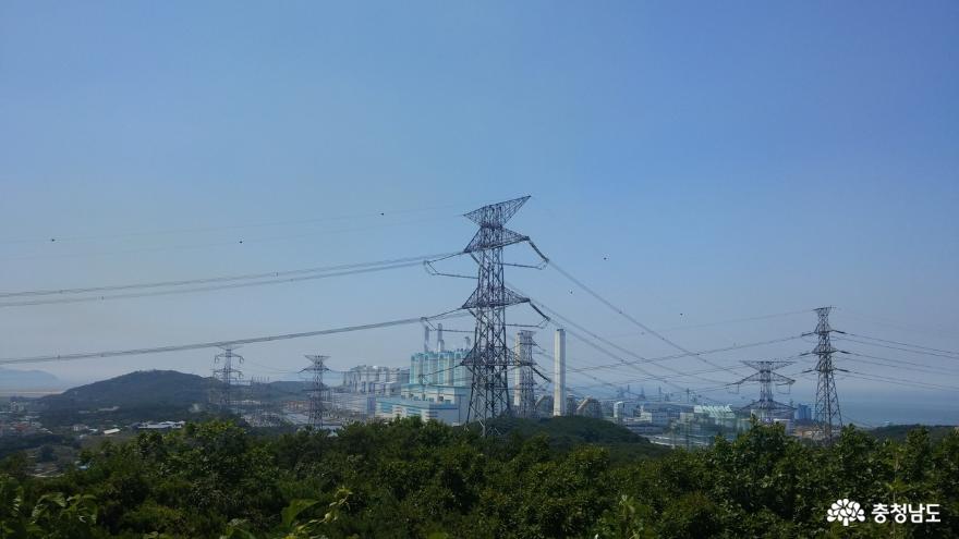 수많은 철탑이 세워진 충남지역 석탄발전소들