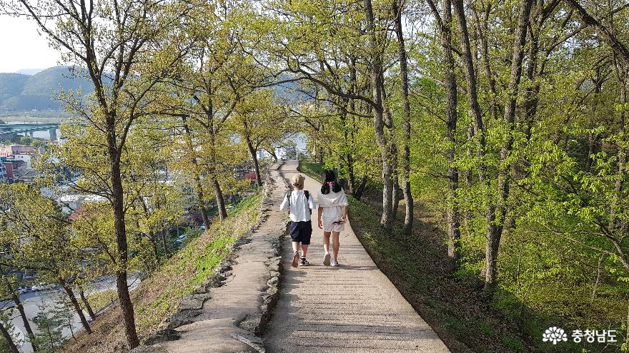 성벽길을 걷는 사람들이 여유로운 봄날을 즐기고 있다.