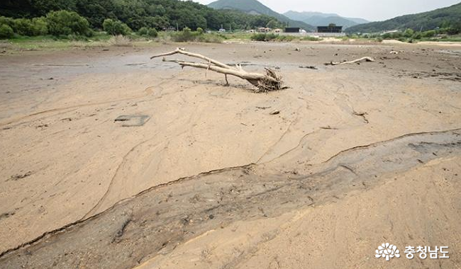 가뭄으로 바닥 드러낸 저수지, 가뭄단계는 ‘정상’? 사진
