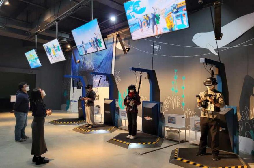 태안해양유물전시관은 이달 1일부터 수중발굴 현장을 첨단 디지털 기술을 활용해 체험할 수 있는 ‘수중발굴 체험전시실’ 운영에 나선다. 사진은 가상현실(VR) 체험존.