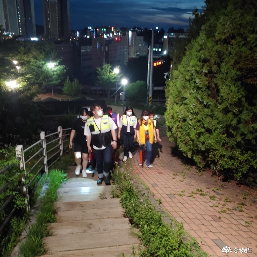 엄마순찰대 당진시연합대 송악읍지대가 청소년이 안전한 지역사회를 만들고자 야간 순찰을 이어오고 있다.